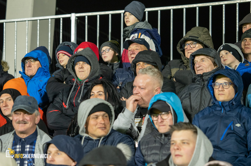 Nowy stadion w Skierniewicach pęka w szwach. Mieszkańcy nie zawiedli na inauguracji!