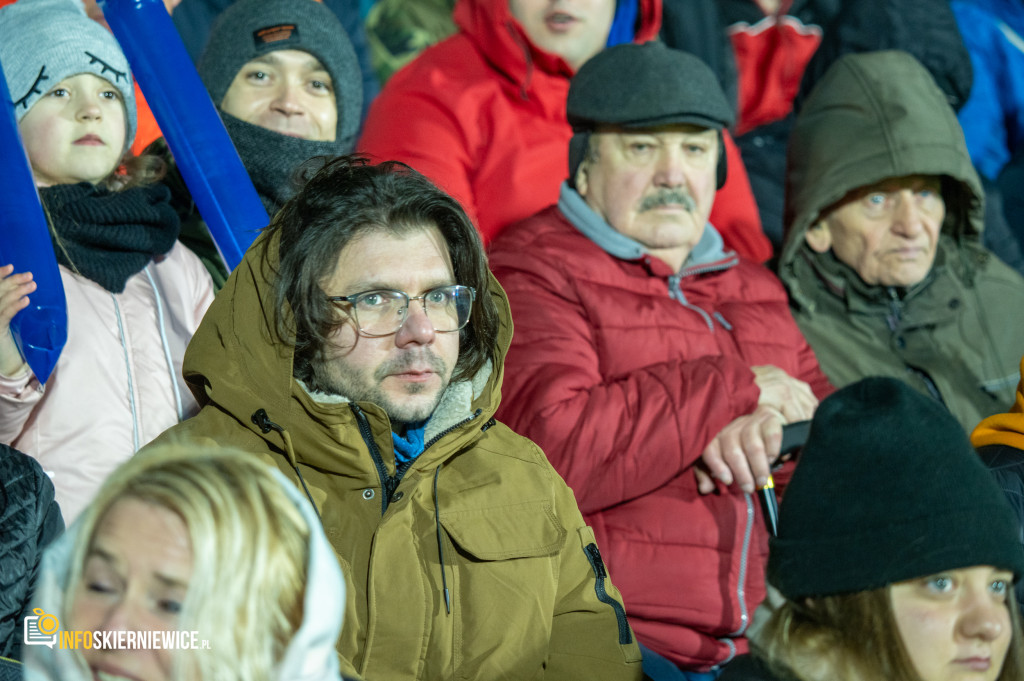 Nowy stadion w Skierniewicach pęka w szwach. Mieszkańcy nie zawiedli na inauguracji!