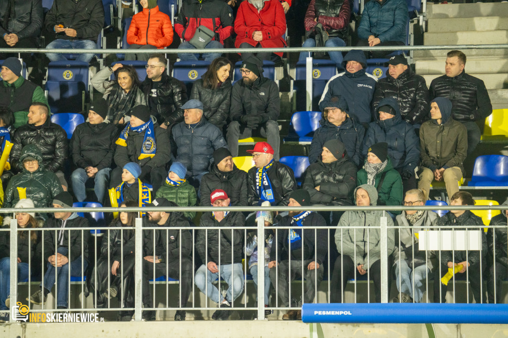 Nowy stadion w Skierniewicach pęka w szwach. Mieszkańcy nie zawiedli na inauguracji!