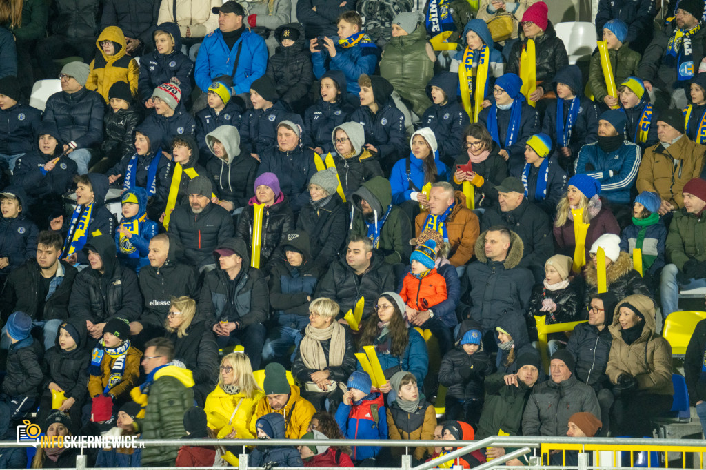 Nowy stadion w Skierniewicach pęka w szwach. Mieszkańcy nie zawiedli na inauguracji!