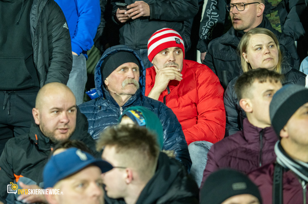 Nowy stadion w Skierniewicach pęka w szwach. Mieszkańcy nie zawiedli na inauguracji!