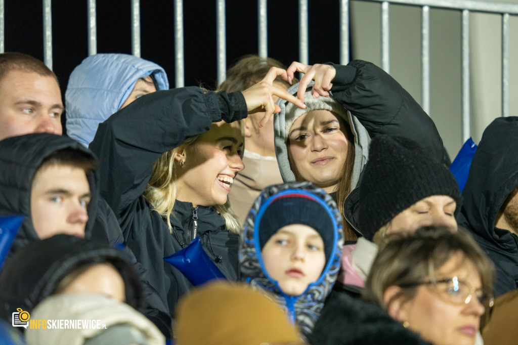 Nowy stadion w Skierniewicach pęka w szwach. Mieszkańcy nie zawiedli na inauguracji!