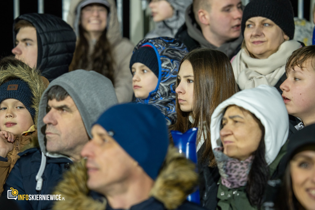 Nowy stadion w Skierniewicach pęka w szwach. Mieszkańcy nie zawiedli na inauguracji!