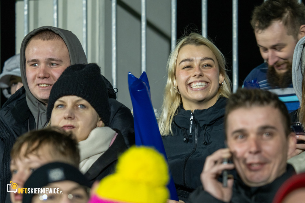 Nowy stadion w Skierniewicach pęka w szwach. Mieszkańcy nie zawiedli na inauguracji!