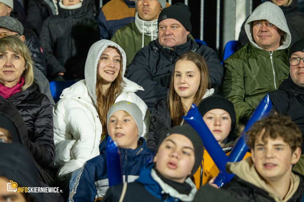 Nowy stadion w Skierniewicach pęka w szwach. Mieszkańcy nie zawiedli na inauguracji!