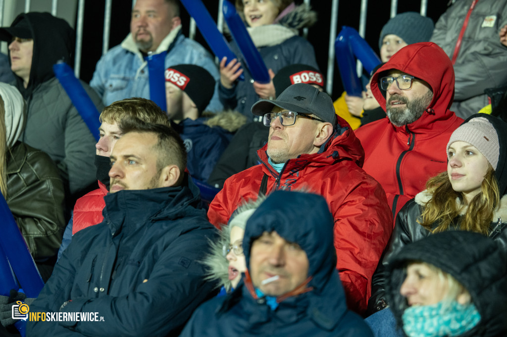 Nowy stadion w Skierniewicach pęka w szwach. Mieszkańcy nie zawiedli na inauguracji!