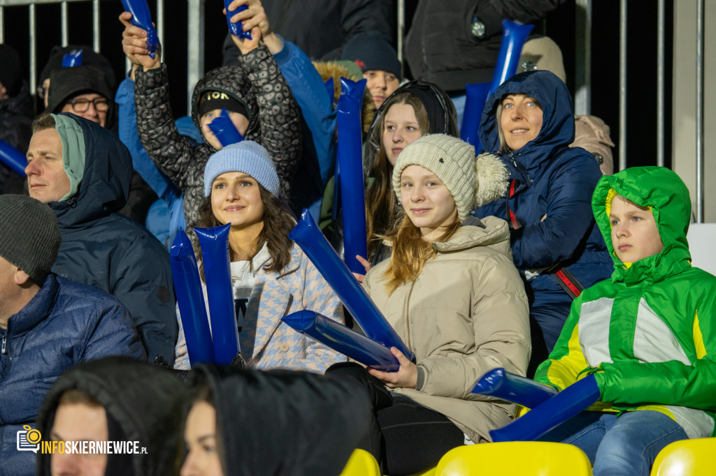 Nowy stadion w Skierniewicach pęka w szwach. Mieszkańcy nie zawiedli na inauguracji!