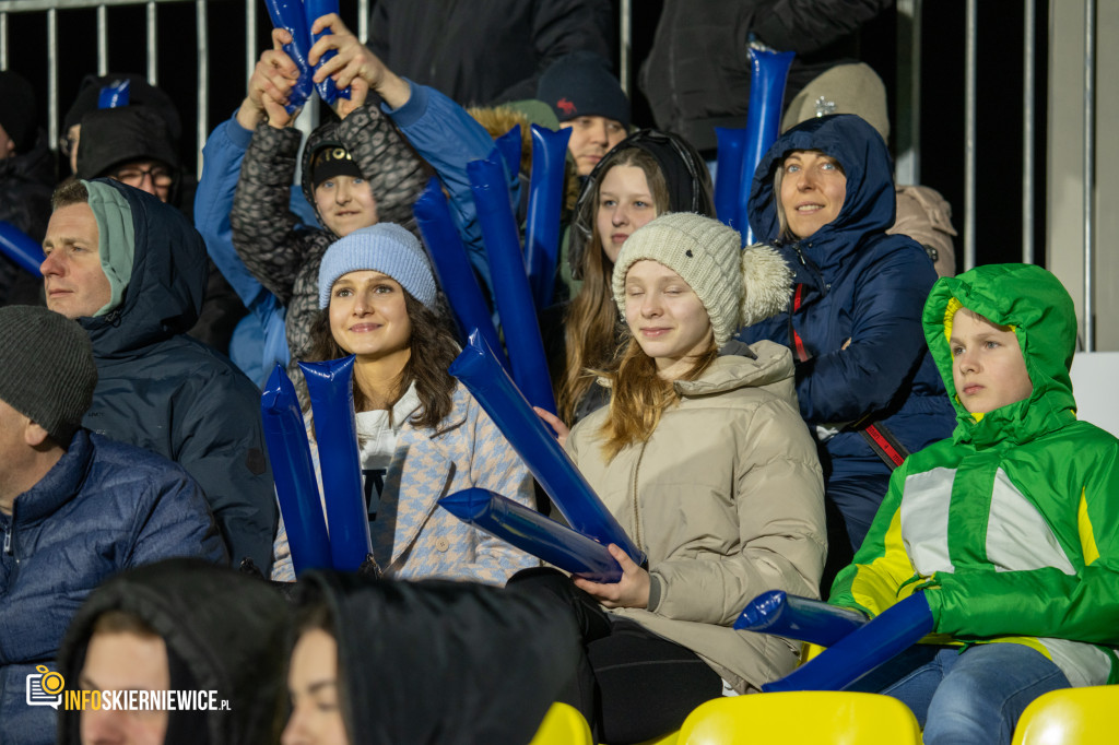 Nowy stadion w Skierniewicach pęka w szwach. Mieszkańcy nie zawiedli na inauguracji!