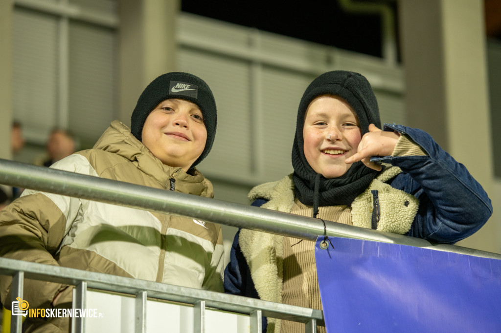 Nowy stadion w Skierniewicach pęka w szwach. Mieszkańcy nie zawiedli na inauguracji!