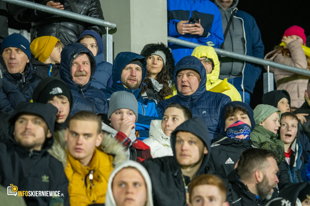 Nowy stadion w Skierniewicach pęka w szwach. Mieszkańcy nie zawiedli na inauguracji!