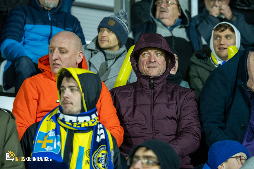 Nowy stadion w Skierniewicach pęka w szwach. Mieszkańcy nie zawiedli na inauguracji!