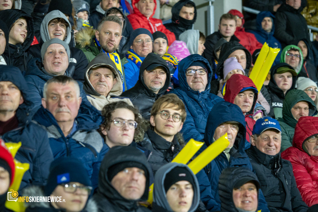 Nowy stadion w Skierniewicach pęka w szwach. Mieszkańcy nie zawiedli na inauguracji!