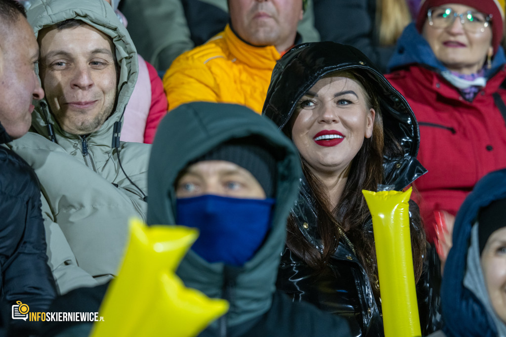 Nowy stadion w Skierniewicach pęka w szwach. Mieszkańcy nie zawiedli na inauguracji!