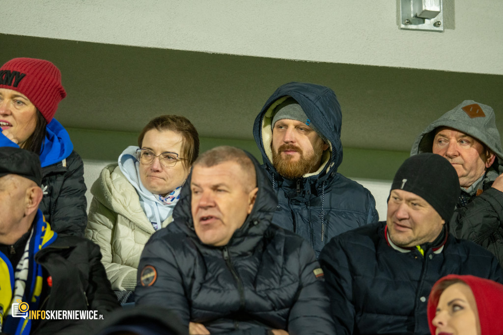 Nowy stadion w Skierniewicach pęka w szwach. Mieszkańcy nie zawiedli na inauguracji!