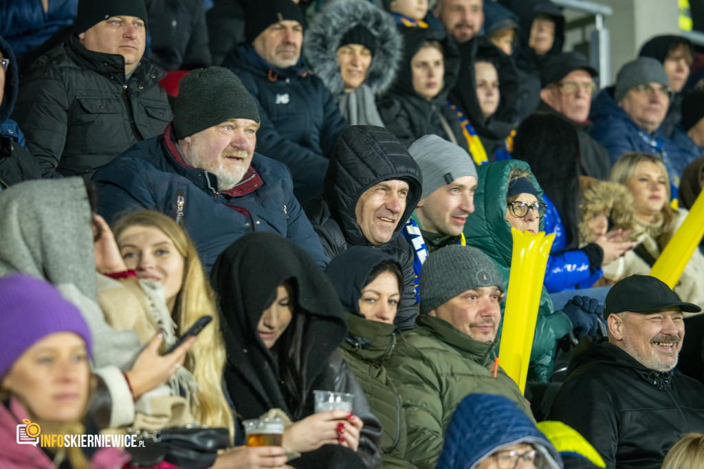 Nowy stadion w Skierniewicach pęka w szwach. Mieszkańcy nie zawiedli na inauguracji!