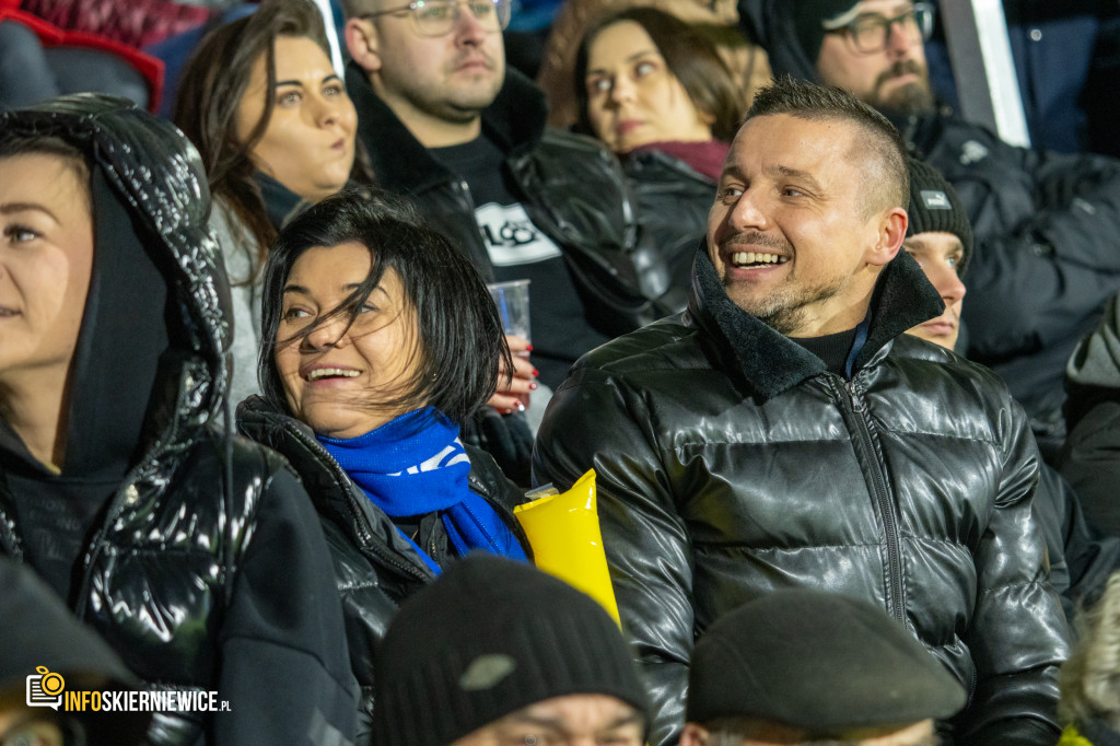 Nowy stadion w Skierniewicach pęka w szwach. Mieszkańcy nie zawiedli na inauguracji!