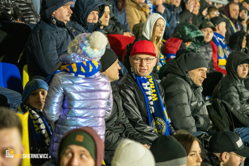 Nowy stadion w Skierniewicach pęka w szwach. Mieszkańcy nie zawiedli na inauguracji!