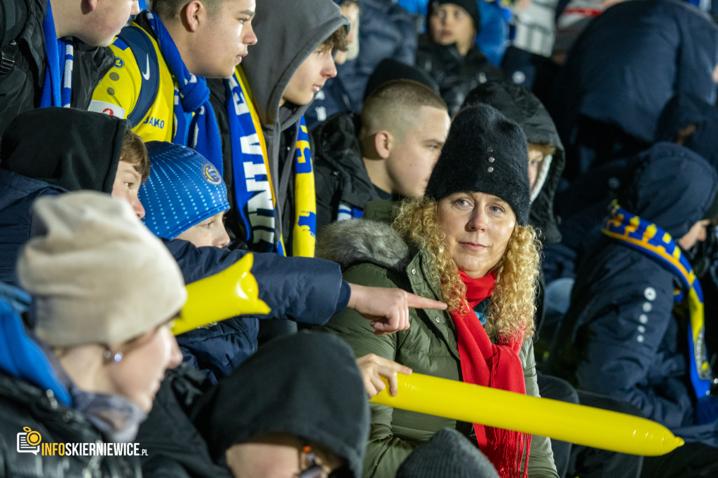 Nowy stadion w Skierniewicach pęka w szwach. Mieszkańcy nie zawiedli na inauguracji!