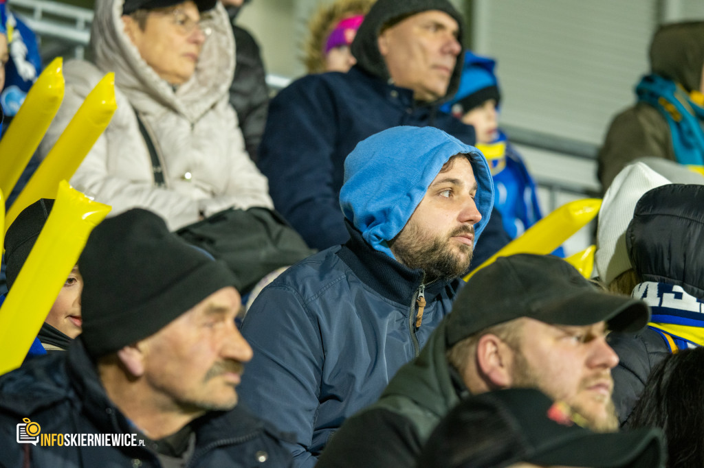 Nowy stadion w Skierniewicach pęka w szwach. Mieszkańcy nie zawiedli na inauguracji!