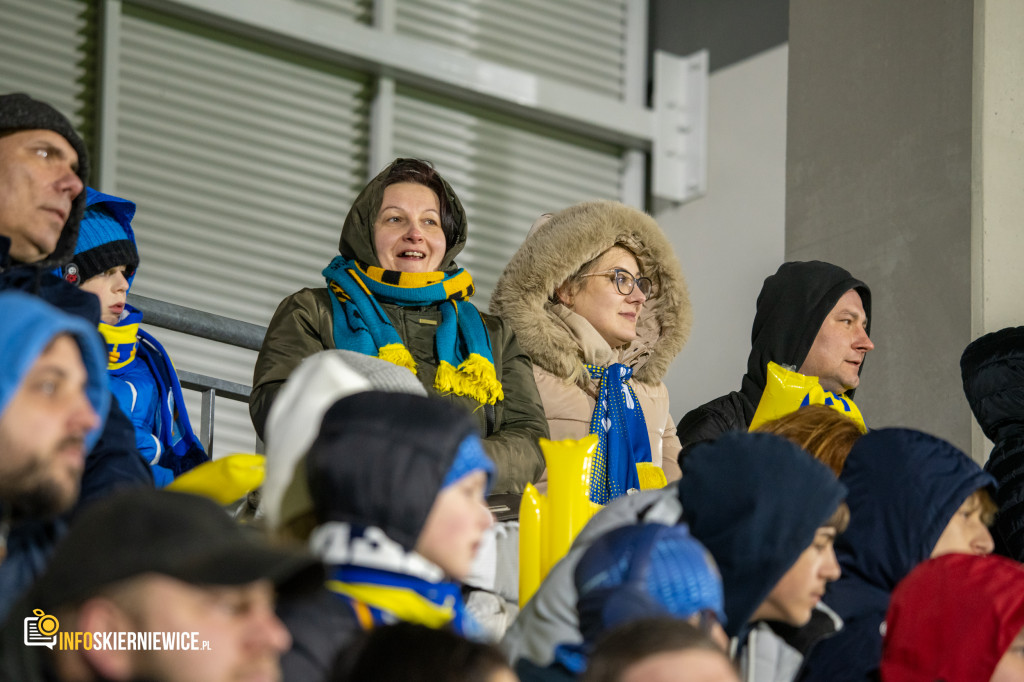 Nowy stadion w Skierniewicach pęka w szwach. Mieszkańcy nie zawiedli na inauguracji!