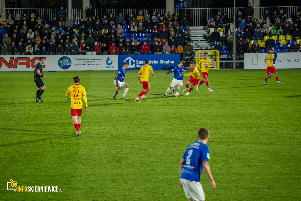 Nowy stadion w Skierniewicach pęka w szwach. Mieszkańcy nie zawiedli na inauguracji!