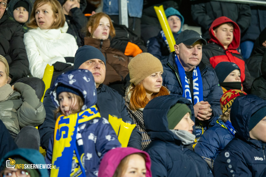 Nowy stadion w Skierniewicach pęka w szwach. Mieszkańcy nie zawiedli na inauguracji!