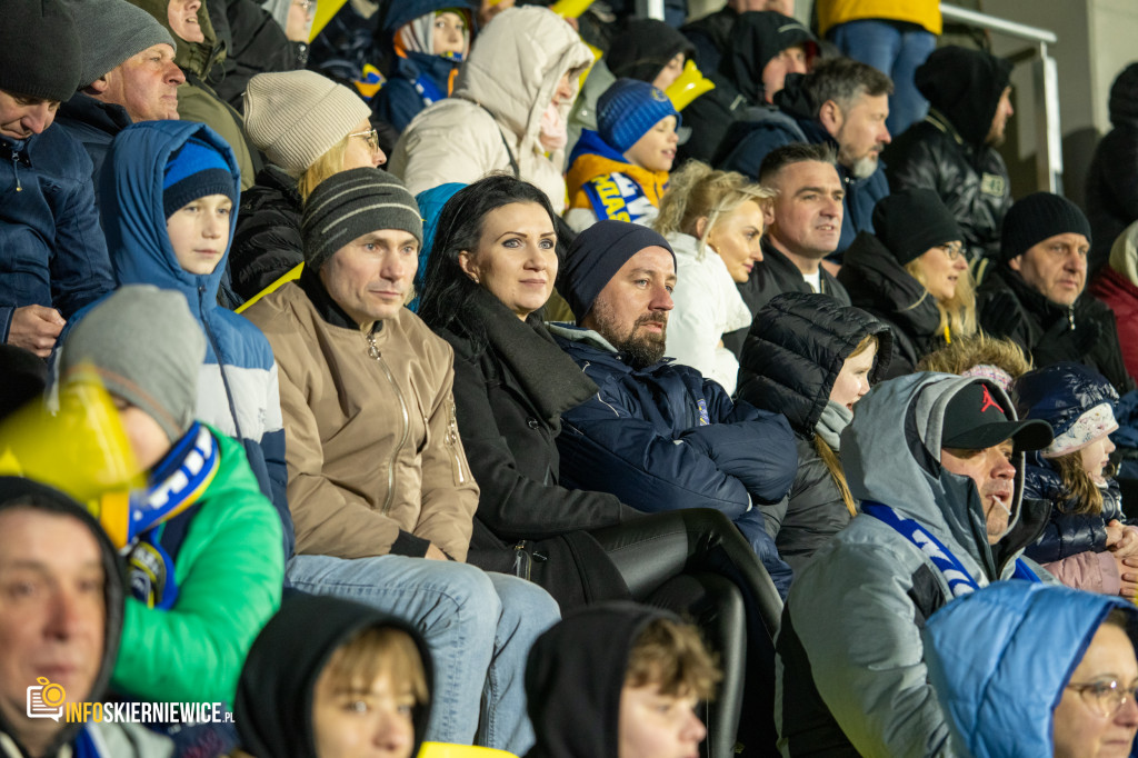 Nowy stadion w Skierniewicach pęka w szwach. Mieszkańcy nie zawiedli na inauguracji!