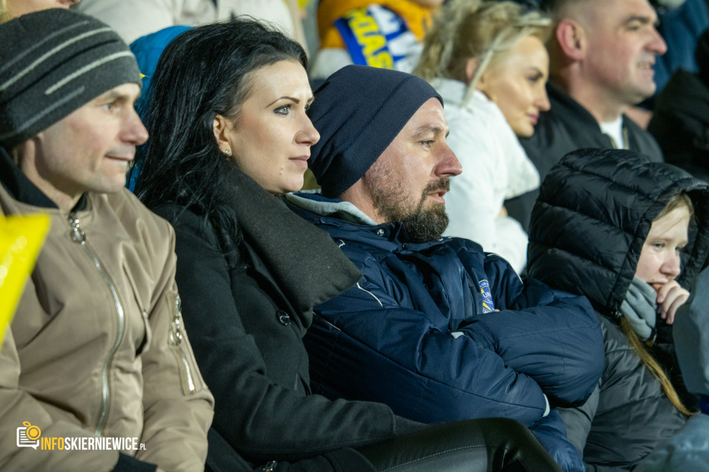 Nowy stadion w Skierniewicach pęka w szwach. Mieszkańcy nie zawiedli na inauguracji!