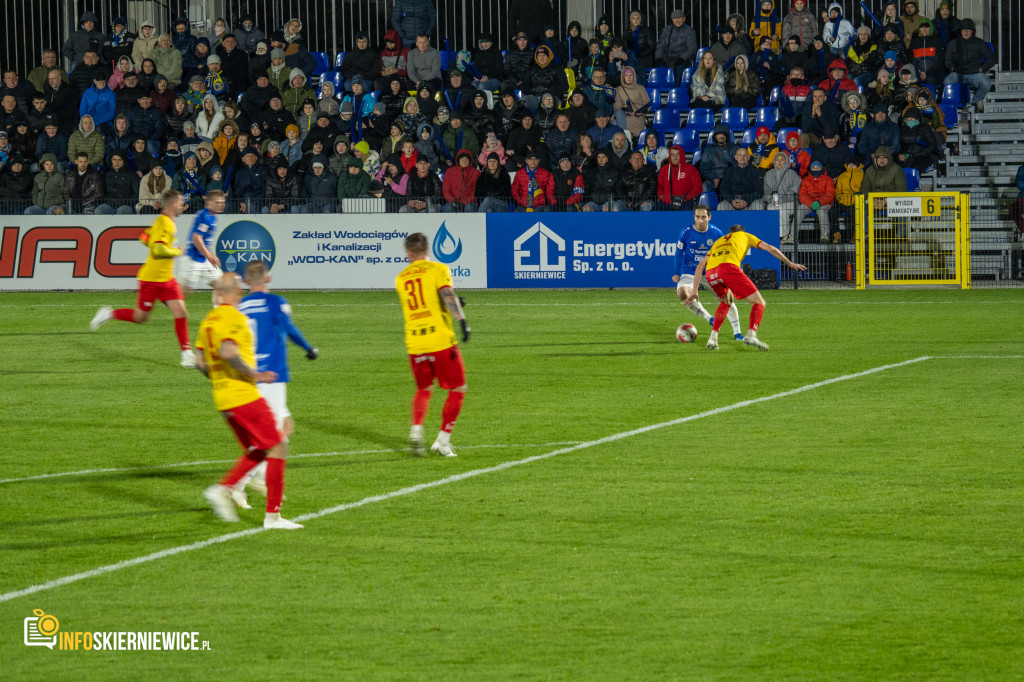 Nowy stadion w Skierniewicach pęka w szwach. Mieszkańcy nie zawiedli na inauguracji!