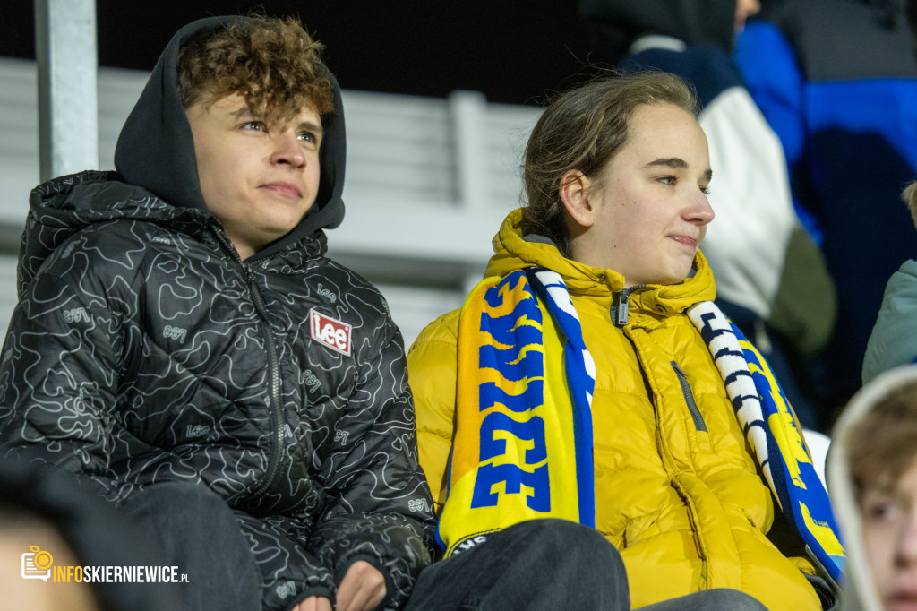 Nowy stadion w Skierniewicach pęka w szwach. Mieszkańcy nie zawiedli na inauguracji!