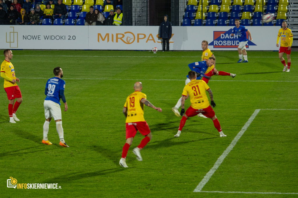 Nowy stadion w Skierniewicach pęka w szwach. Mieszkańcy nie zawiedli na inauguracji!