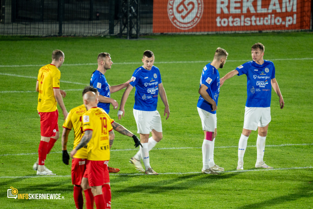 Nowy stadion w Skierniewicach pęka w szwach. Mieszkańcy nie zawiedli na inauguracji!