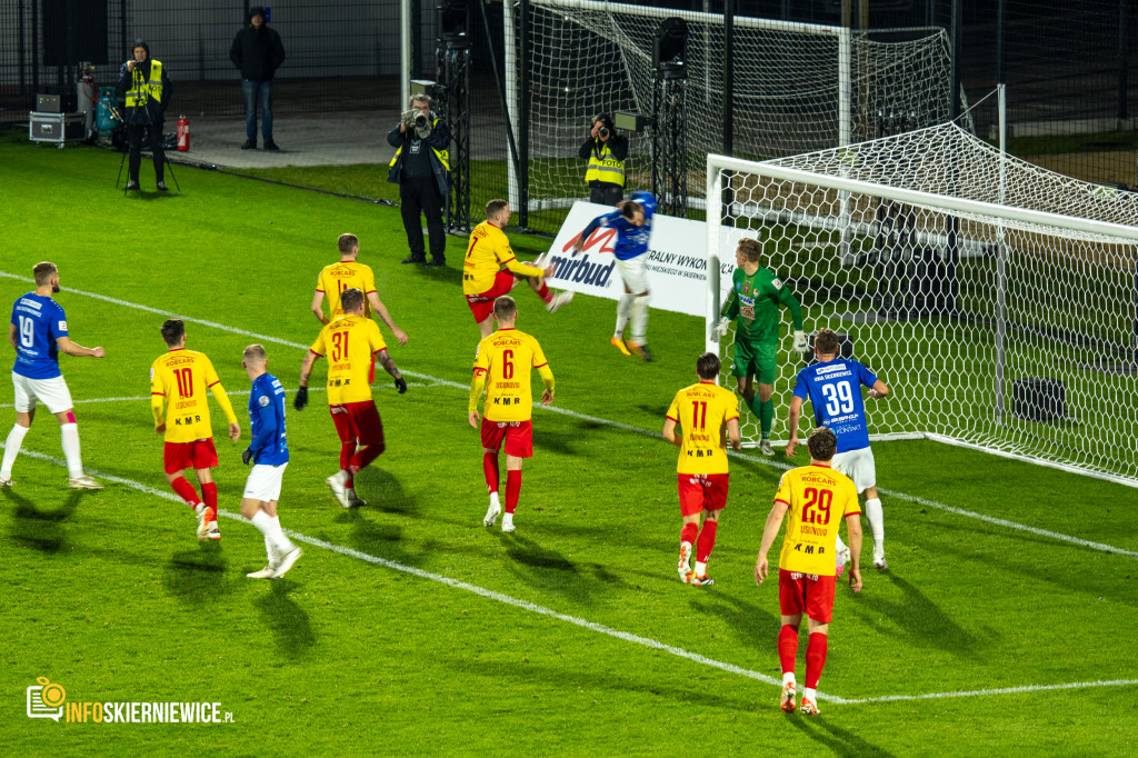 Nowy stadion w Skierniewicach pęka w szwach. Mieszkańcy nie zawiedli na inauguracji!