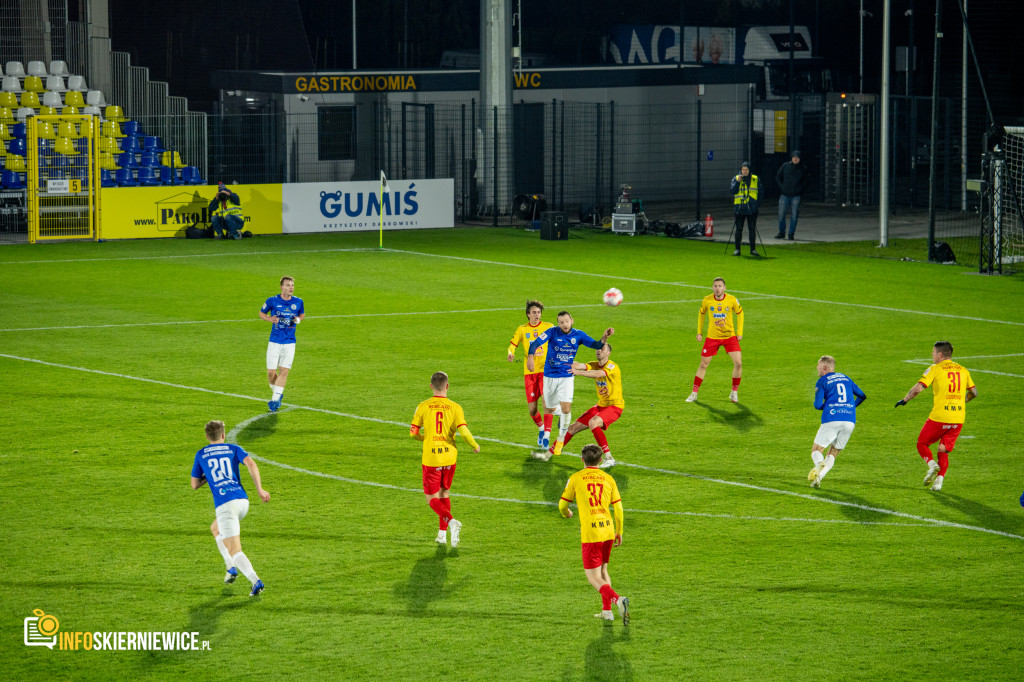 Nowy stadion w Skierniewicach pęka w szwach. Mieszkańcy nie zawiedli na inauguracji!