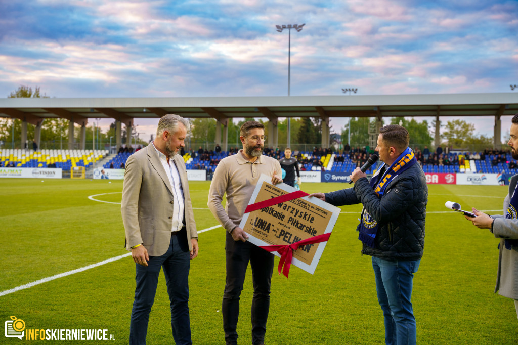 Wypełnione trybuny na stadionie przy Pomologicznej. Unia przoduje w derbach z Pelikanem