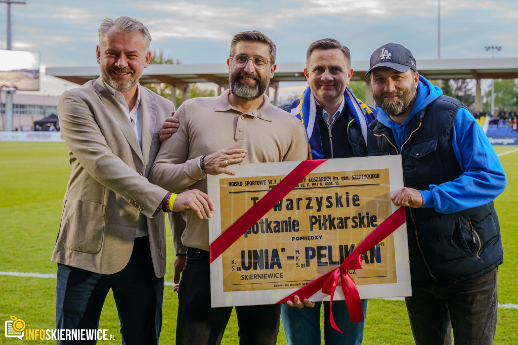 Wypełnione trybuny na stadionie przy Pomologicznej. Unia przoduje w derbach z Pelikanem