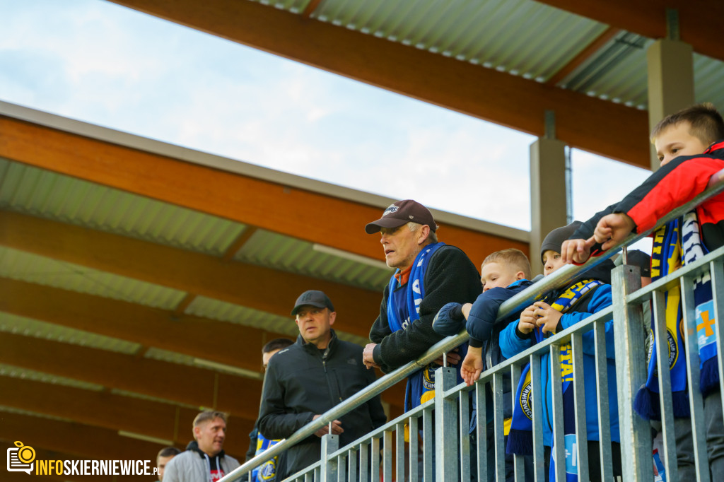 Wypełnione trybuny na stadionie przy Pomologicznej. Unia przoduje w derbach z Pelikanem