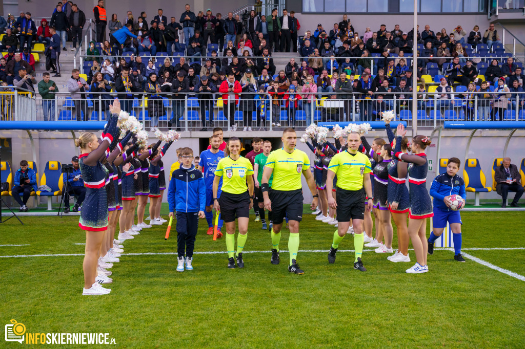 Wypełnione trybuny na stadionie przy Pomologicznej. Unia przoduje w derbach z Pelikanem