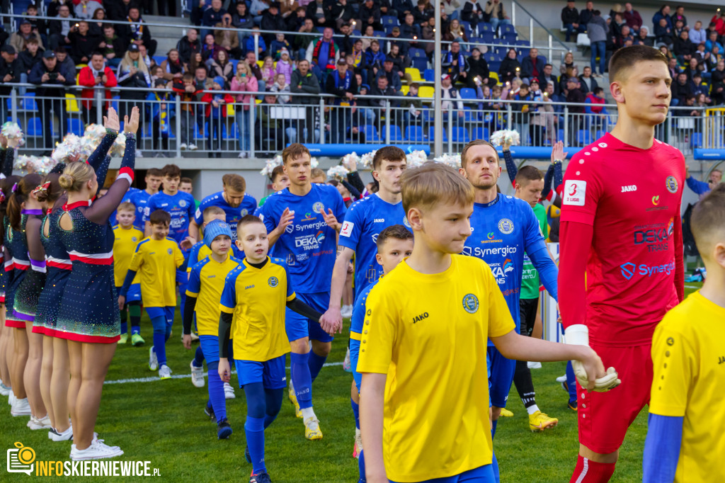 Wypełnione trybuny na stadionie przy Pomologicznej. Unia przoduje w derbach z Pelikanem