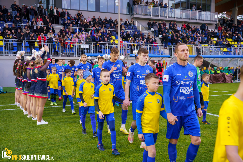 Wypełnione trybuny na stadionie przy Pomologicznej. Unia przoduje w derbach z Pelikanem