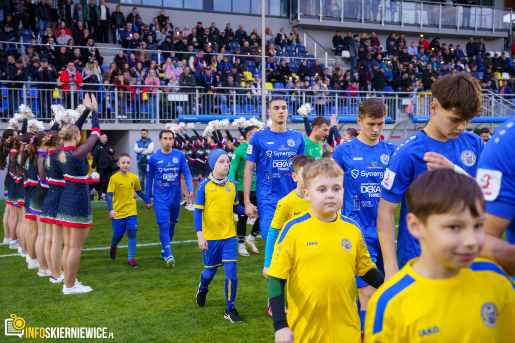 Wypełnione trybuny na stadionie przy Pomologicznej. Unia przoduje w derbach z Pelikanem