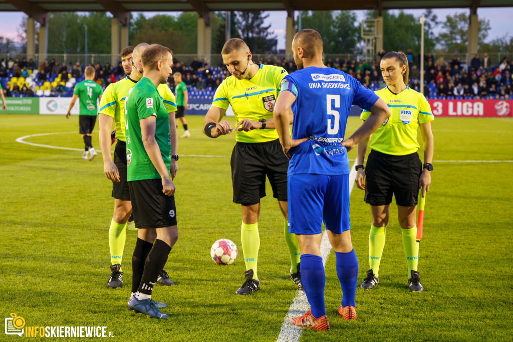 Wypełnione trybuny na stadionie przy Pomologicznej. Unia przoduje w derbach z Pelikanem