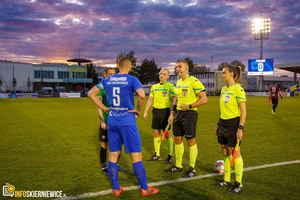 Wypełnione trybuny na stadionie przy Pomologicznej. Unia przoduje w derbach z Pelikanem