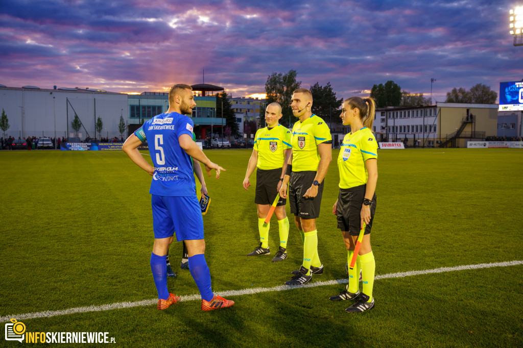 Wypełnione trybuny na stadionie przy Pomologicznej. Unia przoduje w derbach z Pelikanem