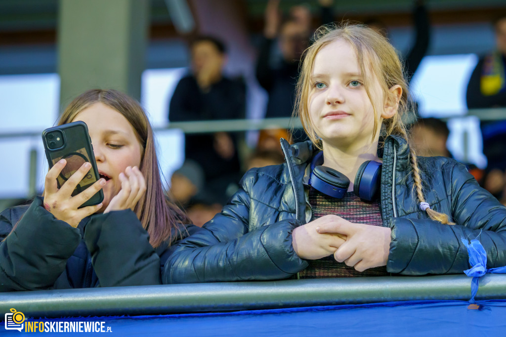 Wypełnione trybuny na stadionie przy Pomologicznej. Unia przoduje w derbach z Pelikanem