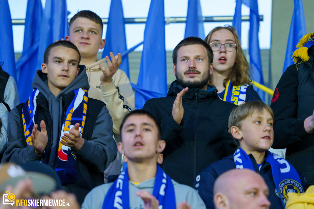 Wypełnione trybuny na stadionie przy Pomologicznej. Unia przoduje w derbach z Pelikanem