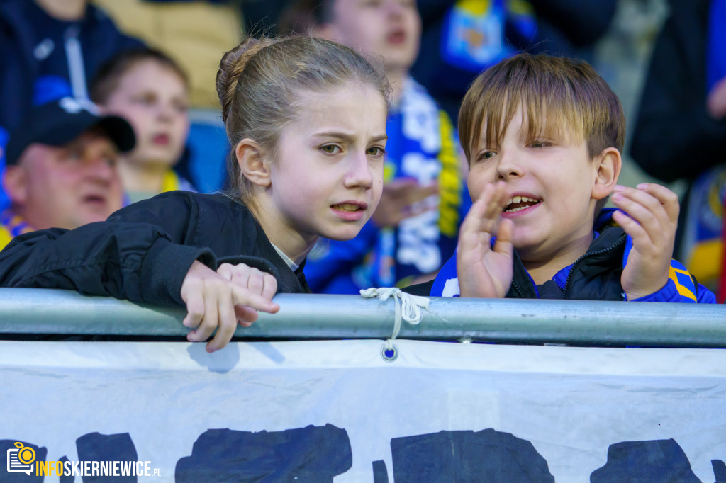 Wypełnione trybuny na stadionie przy Pomologicznej. Unia przoduje w derbach z Pelikanem