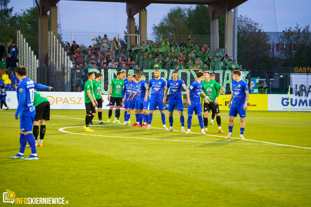 Wypełnione trybuny na stadionie przy Pomologicznej. Unia przoduje w derbach z Pelikanem