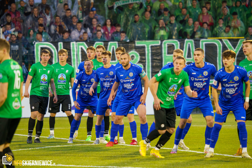 Wypełnione trybuny na stadionie przy Pomologicznej. Unia przoduje w derbach z Pelikanem