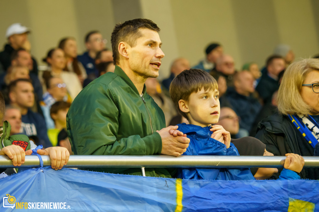 Wypełnione trybuny na stadionie przy Pomologicznej. Unia przoduje w derbach z Pelikanem